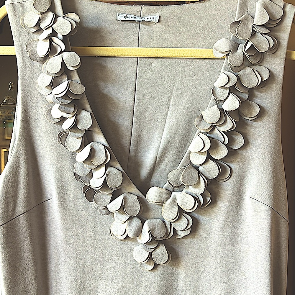 🔥NWOT EuropeanStyleItalyStunning DressTimelessDesignFigureFlatteringSoftGreyM/L - Picture 2 of 13